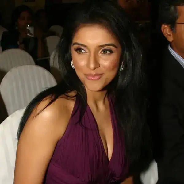 असिन थोट्टुमकालने - 19 जानेवारी 2016 रोजी मायक्रोमॅक्सचे सह-संस्थापक राहुल शर्मा यांच्याशी विवाह केल्यानंतर असिन थोट्टुमकालने झगमगत्या विश्वाचा निरोप घेतला. 'गजनी' सिनेमात ही अभिनेत्री शेवटची दिसली. आज आसिन तिच्या खासगी आयुष्यात आनंदी आहे. 