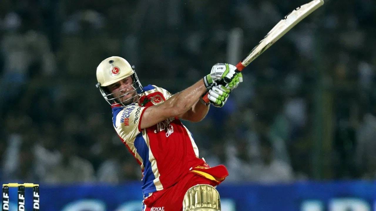 दक्षिण अफ्रिकेचा एबी डिव्हिलियर्स या यादीत आघाडीवर आहे. त्याने जसप्रीत बुमराहला 8 षटकार मारले आहेत. त्याने बुमराहच्या 85 चेंडूंचा सामना केला आणि 147.05 च्या स्ट्राईक रेटने 125 धावा केल्या. त्याच्या फलंदाजीच्या अचूक तंत्रामुळे बुमराहचे यॉर्करही फेल गेले.  (Photo Credit- GETTY)