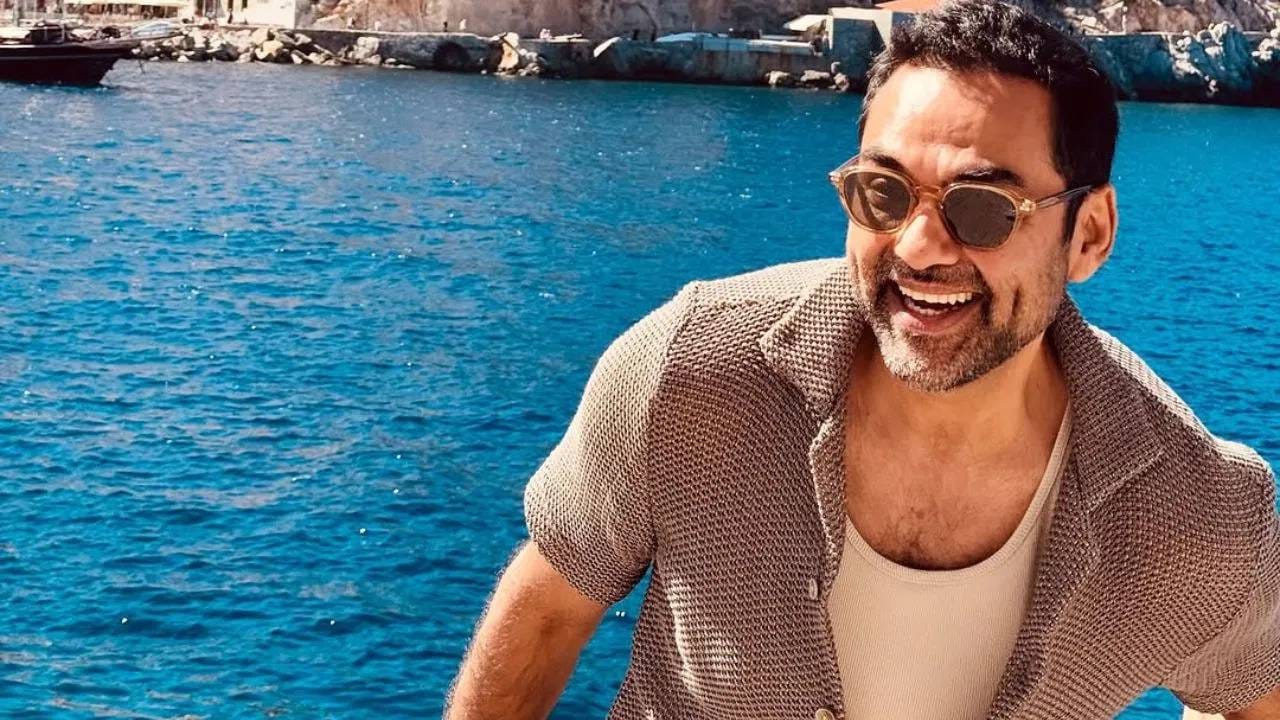 तुम्हाला बॉलिवूडमधला 'देव डी' सिनेमा आठवत असेल. एकदम वेगळ्या धाटणीचा हा पिक्चर होता. या चित्रपटाने बॉक्स ऑफिसवर चांगल्या कमाईसह प्रेक्षकांचं मनही जिंकलं. हा चित्रपट लक्षात राहिला तो अभय देओलसाठी. या चित्रपटामुळे त्याला दारुची सवय लागली. 