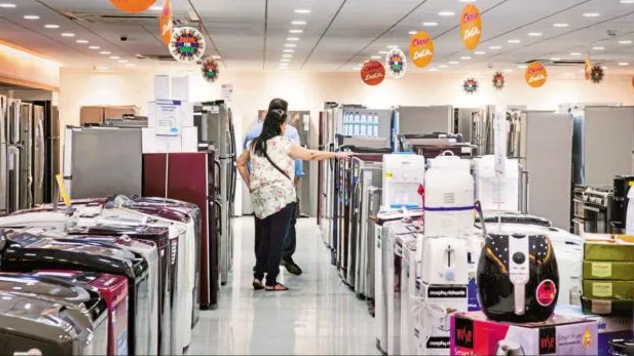 जुने मॉडेल खरेदी करण्याचे अनेक फायदे आहेत. नवीन BEE (Bureau of Energy Efficiency) नियमांमुळे २०२६ च्या मॉडेल्सच्या किमतीत वाढ झाली आहे. नवीन एसी साधारणपणे १० टक्क्यांनी महाग झाले आहेत.