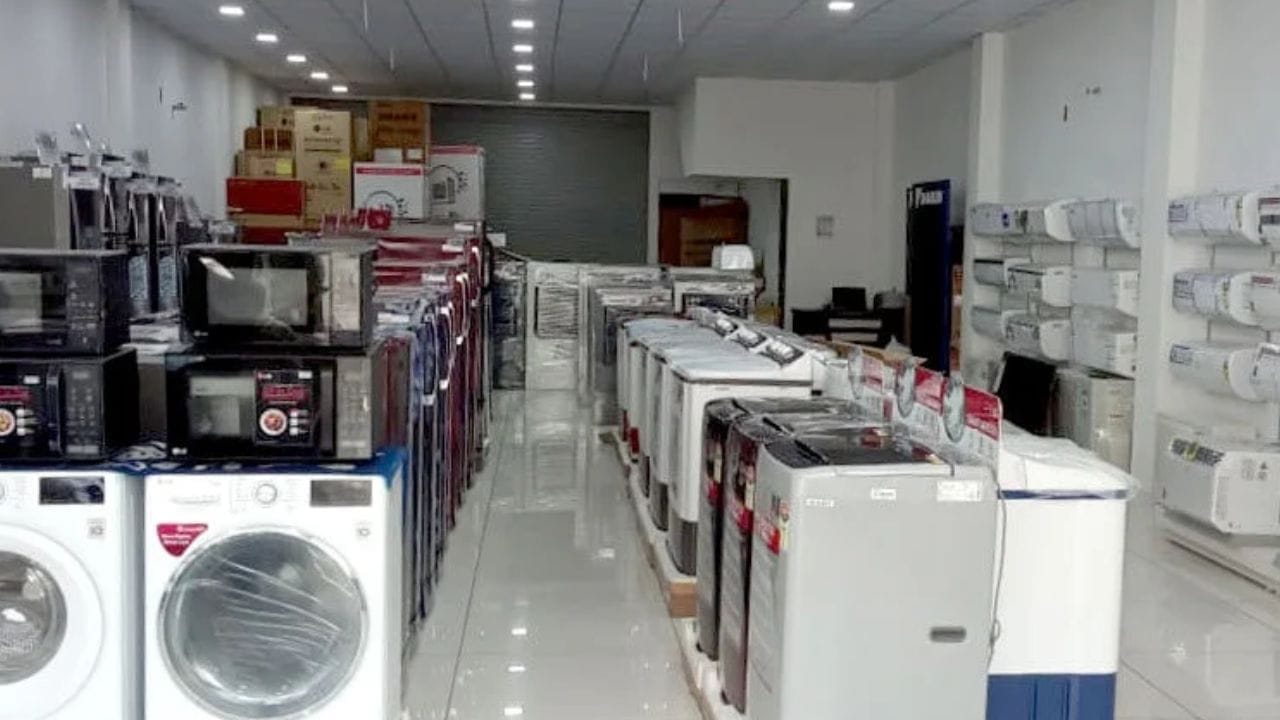 एका वर्षाच्या कालावधीत फ्रिज किंवा एसीच्या मूलभूत तंत्रज्ञानात मोठे बदल होत नाहीत. विशेषतः सिंगल डोअर किंवा डबल डोअर रेफ्रिजरेटरमध्ये व्यावहारिकदृष्ट्या फारसा फरक नसतो. त्यामुळे जुने मॉडेल घेतल्याने तुम्ही जुन्या तंत्रज्ञानाचा वापर करत आहात, असे अजिबात नसते.