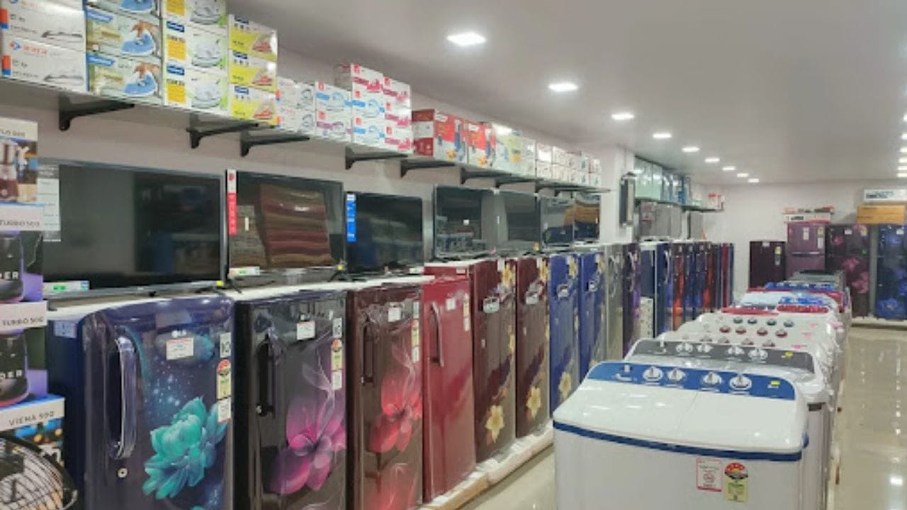 तर रेफ्रिजरेटर ३ ते ५ टक्क्यांनी महागले आहेत. याउलट, विक्रेते जुना स्टॉक काढण्यासाठी २०२५ च्या मॉडेल्सवर आकर्षक सवलती देतात, ज्यामुळे तुमची मोठी आर्थिक बचत होऊ शकते.