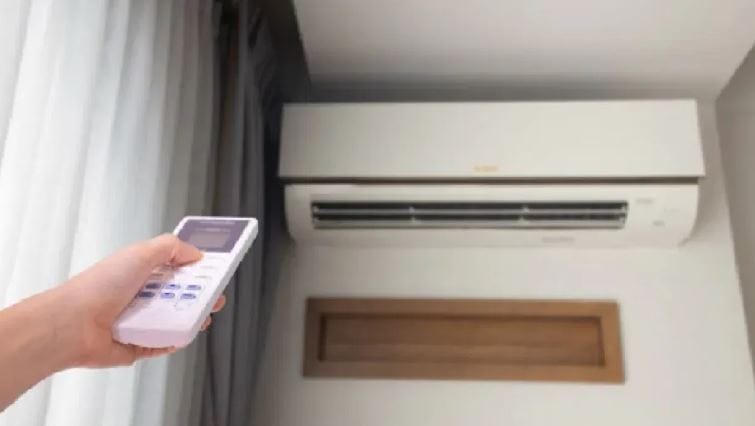 सध्या उन्हाळ्याची दिवस सुरू झाले आहेत. जसा-जसा उन्हाळा येईल तसे तसेच गरमी वाढायला लागेल. उन्हाच्या झळा वाढल्यामुळे देसभरात लोक तापमान कमी करण्यासाठी एसी खरेदी करतात. परंतु ज्यांना एसी खरेदी करायचा आहे, त्यांच्यासाठी वाईट बातमी आहे. 