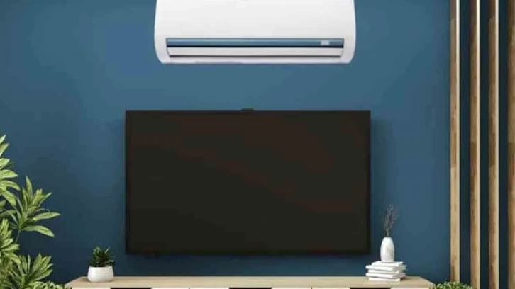 एसी म्हणजे एअर कंडिशनरची निर्मिती करणाऱ्या कंपन्या मोठा निर्णय घेण्याच्या तयारीत आहेत. मिळालेल्या माहितीनुसार या कंपन्यांकडून एसीच्या किमतीत 5 ते 15 टक्के वाढ करण्यात येणार आहे. ही वाढीव किंमत कधीपासून लागू होणार, याबाबतही माहिती समोर आली आहे. 