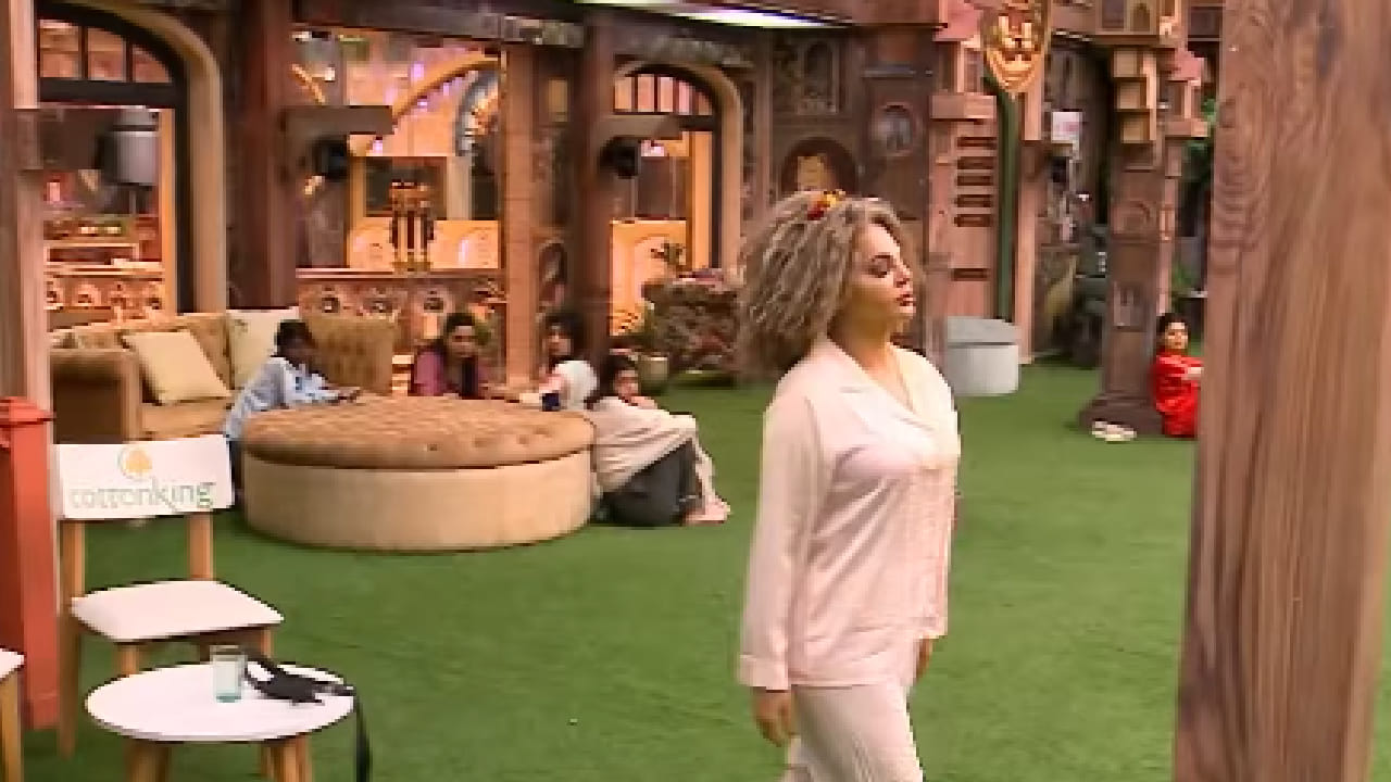 यामुळे निराश झालेली राखी I am loser असे म्हणत रडू लागते आणि संतापाच्या भरात थेट स्विमिंग पूलमध्ये उडी मारते. तिची ही कृती पाहून घरातील इतर सदस्य तिला बाहेर काढण्यासाठी धाव घेतात.