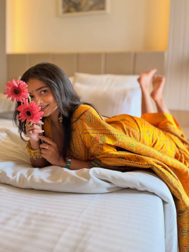 महाराष्ट्राची हास्यजत्रा फेम अभिनेत्रीचं बेडवर फोटोशूट, फोटो चर्चेत