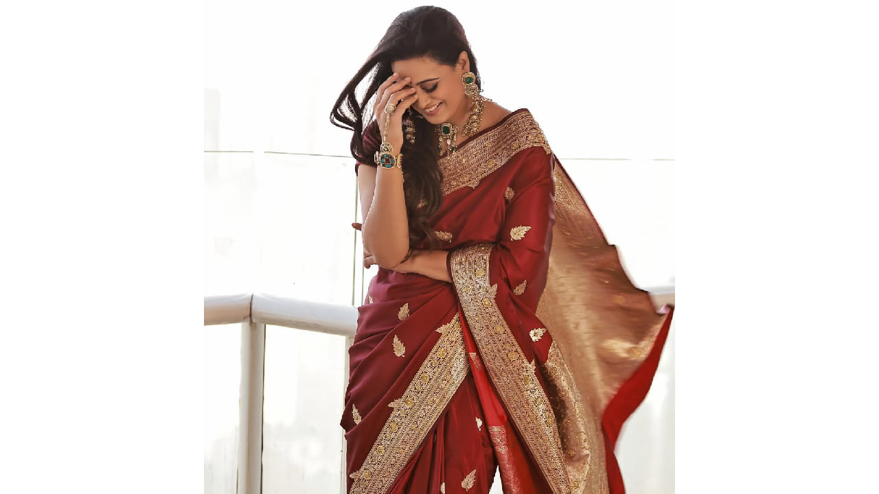 हलकी हेअरस्टाईल आणि कपाळावर छोटी बिंदी लावून श्वेताने आपला लुक पूर्ण केला. तिचा हा देसी-ग्लॅमरस अंदाज चाहत्यांना इतका आवडला की सोशल मीडियावर तिच्या फोटोंवर कौतुकाचा वर्षाव होत आहे.