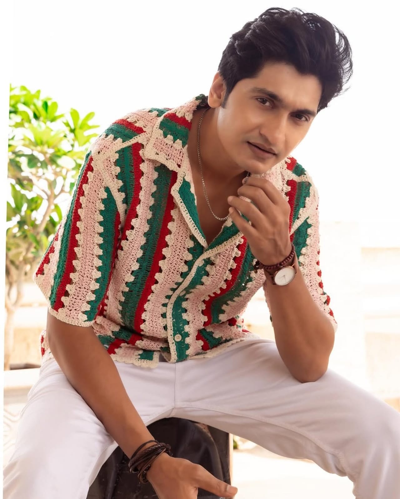 अभिनेता संकर्षण याच्या घरी चिमुकल्या पाहुण्याचं आगमन झालं आह. म्हणून संपूर्ण कऱ्हाडे आनंदाचं वातावरण आहे. सोशल मीडियावर एक खास पोस्ट शेअर करत आनंद चाहत्यांसोबत शेअर केला आहे.