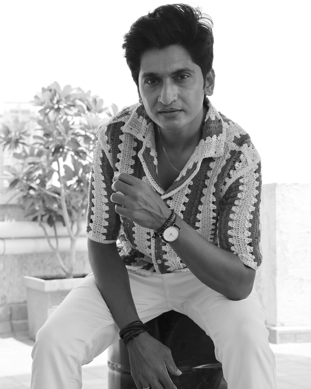 अधोक्षज कऱ्हाडे सध्या झी मराठीवरील 'कमळी' या मालिकेत काम करतोय. त्याचबरोबर 'लाखात एक आमचा दादा', 'पिंकीचा विजय असो' सारख्या मालिकेतही त्याने काम केलं आहे. आता अधोक्षज त्याच्या खासगी आयुष्यामुळे देखील चर्चेत आला आहे.