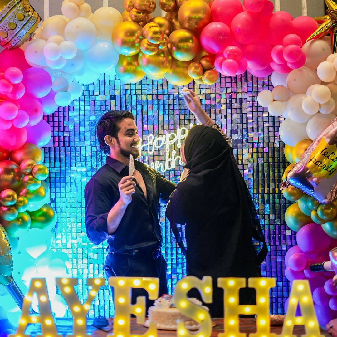 अदनानला एका इंटरव्यूमध्ये विचारलं की, त्याने पत्नीला हिजाब परिधान करण्यासाठी भाग पाडलय का? त्यावर अदनानने स्पष्टीकरण दिलं. "लोकांना बोलू दे. माझं आयुष्य आहे. मी माझ्या हिशोबाने जगणार. ज्या लोकांना प्रॉब्लेम असेल, त्यांनी आपल्या आया-बहि‍णींना दाखवावं. मी माझी बायको कोणाला दाखवणार नाही" असं अदनानने उत्तर दिलं. 