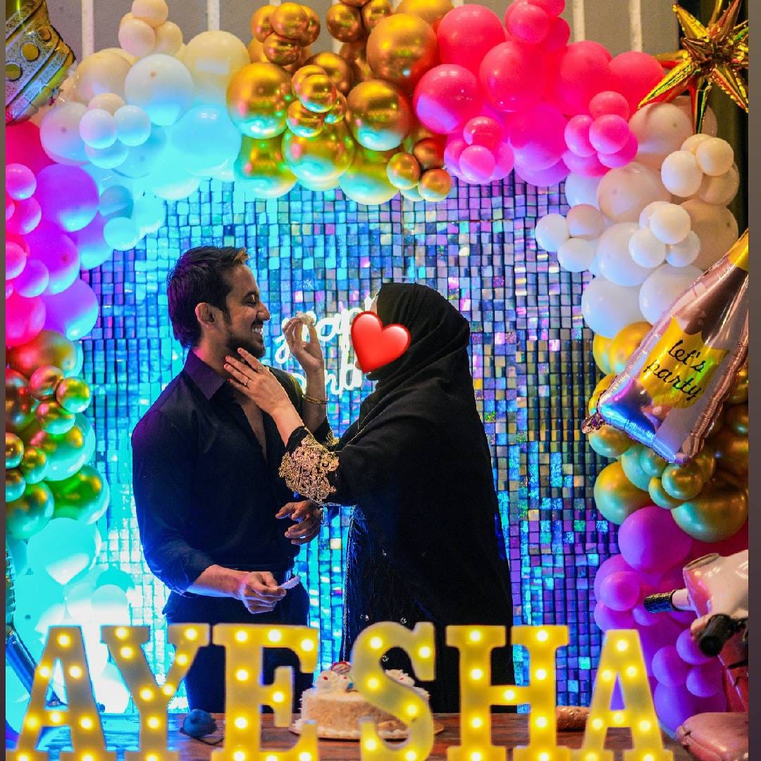 अदनानने त्याच्या बायकोच्या धर्म परिवर्तनावर सुद्धा मौन सोडलं. "माझ्या बायकोने लग्नाच्या आधी धर्म बदलला. भारतात सर्वांना स्वातंत्र्य आहे. कोणी दुसऱ्यावर जबरदस्ती करुन काही करु शकत नाही" 