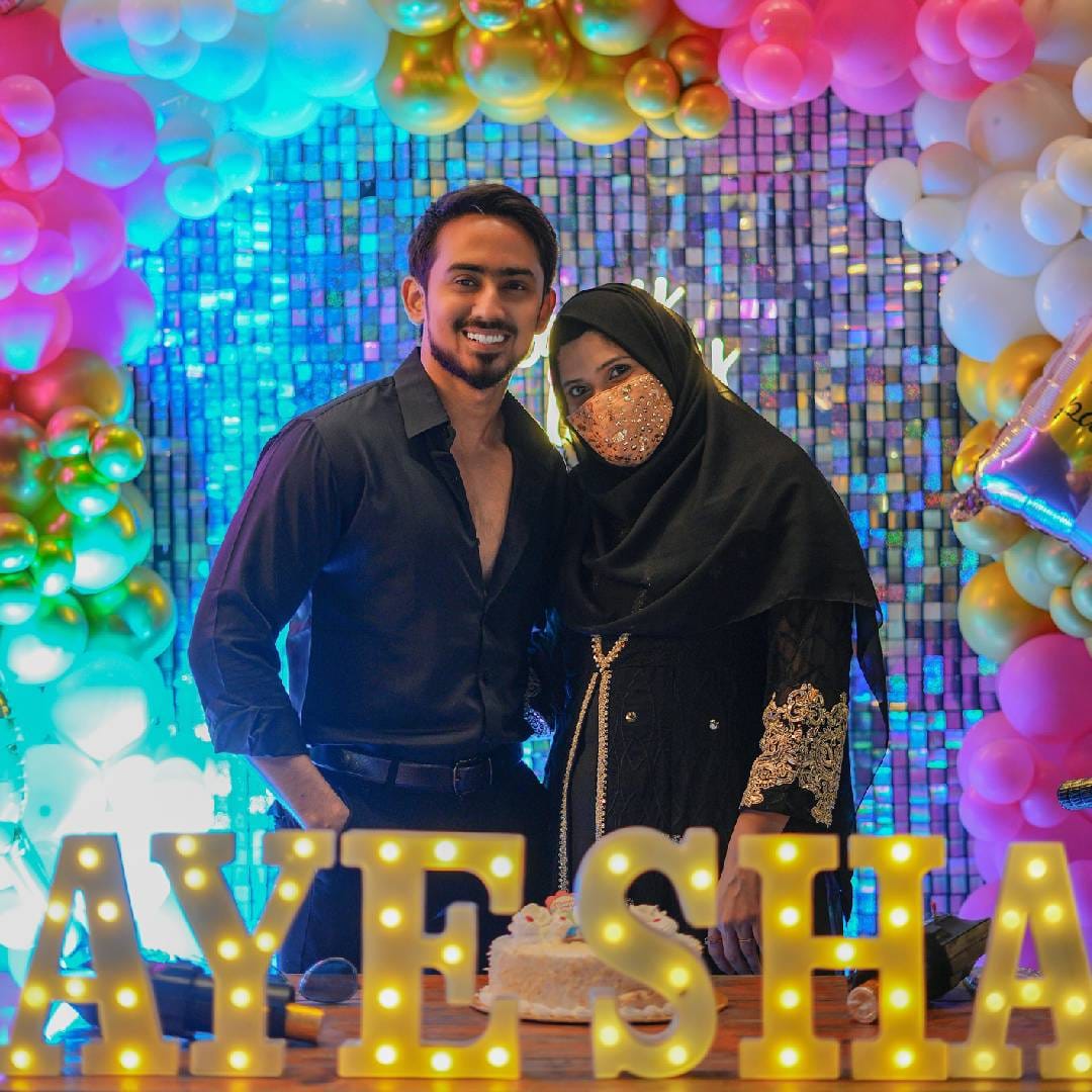 अदनानच्या बायकोचं खरं नाव रिद्धि आहे. लग्नाच्यावेळी धर्म बदलून ती आएशा बनली. ती नेहमी स्वत:ला झाकून ठेवते. कधीच कोणाला आपला चेहरा दाखवत  नाही. 