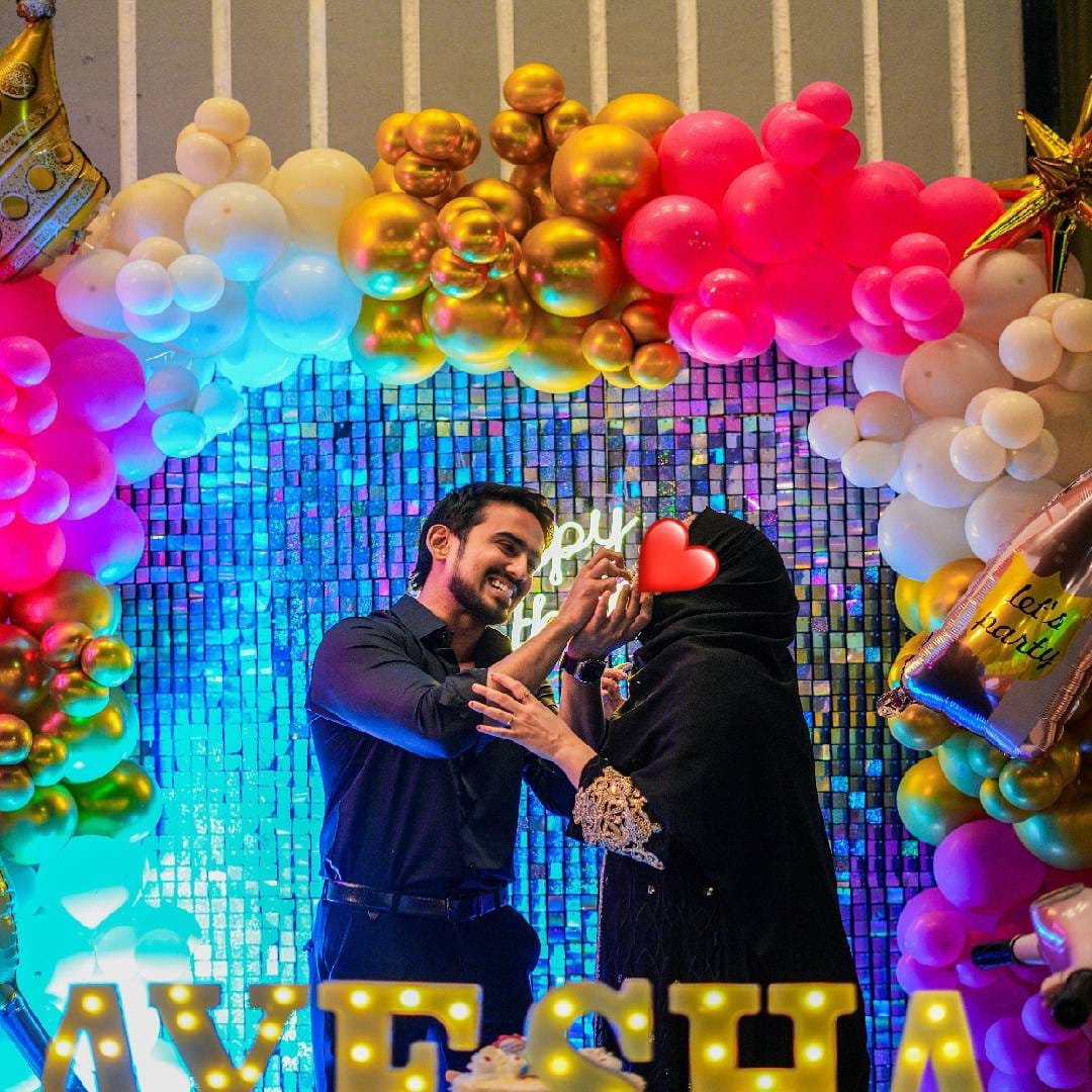 "ज्या महिला पर्दा करणार नाहीत, त्यांच्या नशिबात जन्नतची हवा सुद्धा नसेल. मी मुलगा आहे. मला माहितीय पुरुष महिलांकडे कुठल्या नजरेने बघतात" असं अदनान म्हणाला. "आमच्या धर्मात हे सुद्धा म्हटलय की, महिलांना कळलं की पुरुष त्यांच्याकडे कुठल्या नजरेने बघतात, तर त्या स्वत:ला पूर्ण झाकून घेतल्याशिवाय बाहेरही पडणार नाहीत" असं अदनान म्हणाला. 