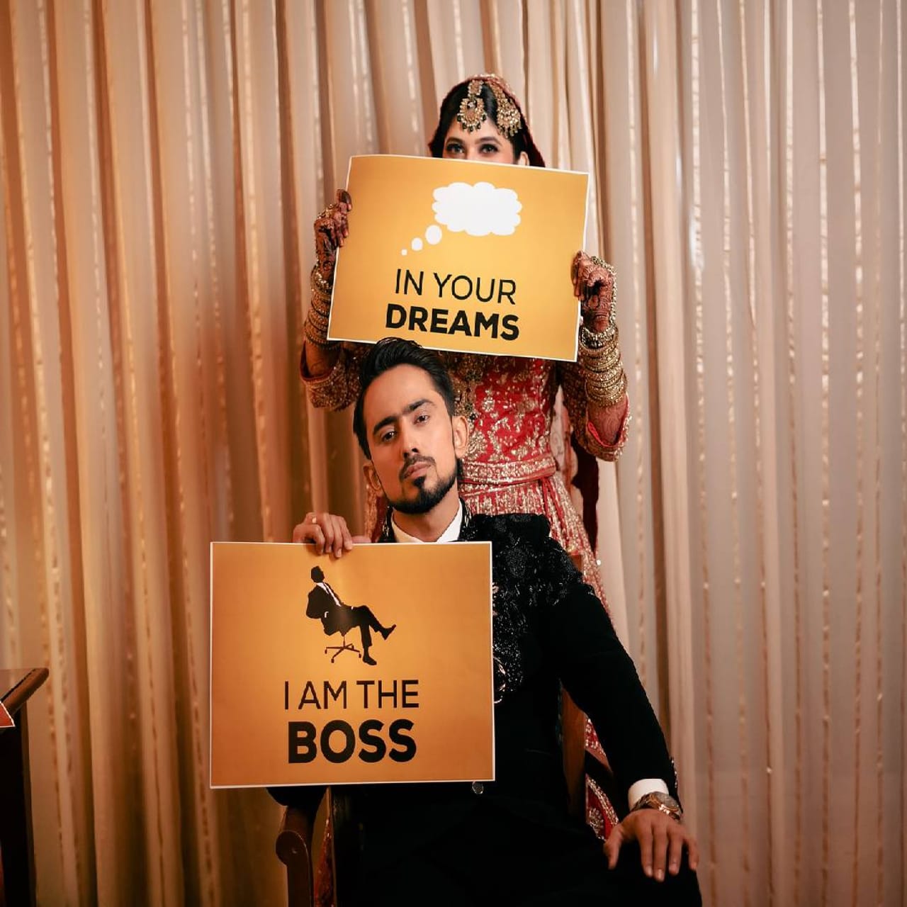 अदनानच्या लग्नावरुन खूप वाद झालेला. लोकांनी त्याच्यावर पत्नीला धर्म परिवर्तनासाठी भाग पाडल्याचा आरोप केलेला. हिंदू धर्म सोडून मुस्लिम बनलेली अदनानची पत्नी बुर्का-हिजाब घालते. तो पर्दा करते. लग्नातही तिने चेहरा दाखवला नव्हता. 