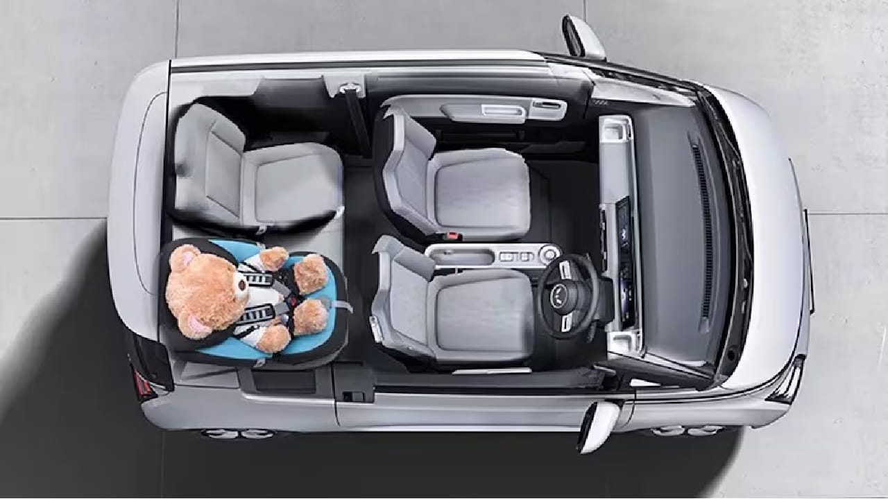 मात्र, किंमत, रेंज आणि फीचर्स याबाबत अजूनही अनेक ग्राहकांमध्ये संभ्रम आहे. सध्या भारतीय बाजारात MG Comet EV ही कमी बजेटमध्ये चांगला पर्याय ठरत आहे. ही कार शहरातील दैनंदिन वापरासाठी फायदेशीर आहे.