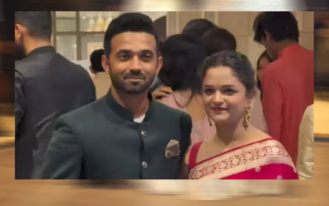 भारताचा अनुभवी फलंदाज अजिंक्य रहाणे हा  पत्नीसह अर्जुन आणि सानियाच्या लग्नात दिसला.