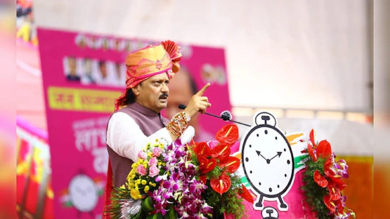 राज्याच्या इतिहासात पहिल्यांदा मुख्यमंत्र्यांनी राज्याचा बजेट सादर केला आहे. अजित पवार यांनी 11 वेळा राज्याचं बजेट सादर केलं होतं. पण त्यांच्या निधनानंतर मुख्यमंत्र्यांनी अर्थसंकल्प सभागृहाच्या पटलावर ठेवलं. 