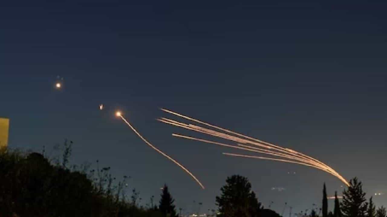 इस्त्रायलला इराणचा मोठा दणका, लष्कराची पहिली मोठी प्रतिक्रिया, थेट 10 ठिकाणांवरच...