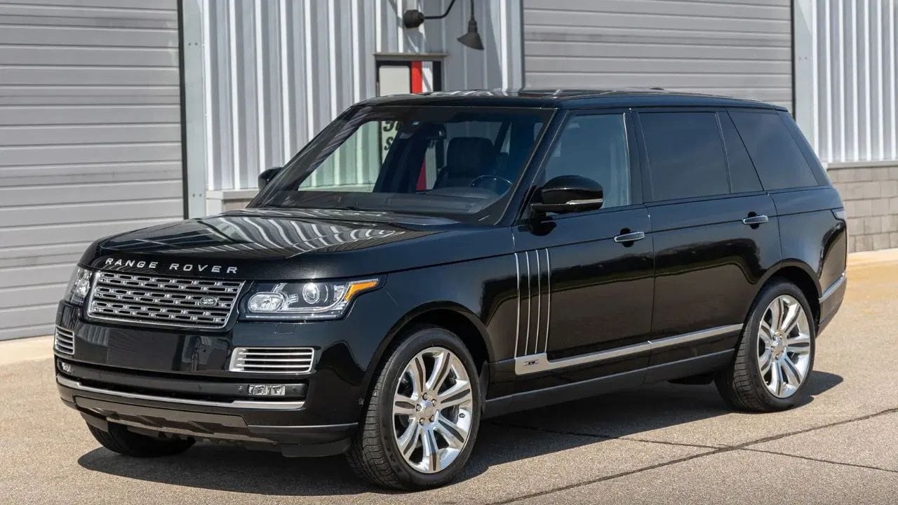  लँड रोव्हर डिस्कव्हरी ही अक्षर पटेलची सर्वात प्रसिद्ध कार आहे. ही एसयुव्ही त्याच्या सुरुवातीच्या लक्झरी कारपैकी मानली जाते. मजबूती, शक्तीशाली इंजिन आणि एअर सस्पेंशनसारख्या वैशिष्ट्यांमुळे ही कार सर्वप्रकारच्या रस्त्यासाठी बेस्ट आहे. ही कार शक्ती आणि आराम यांचा सुंदर संगम आहे. 