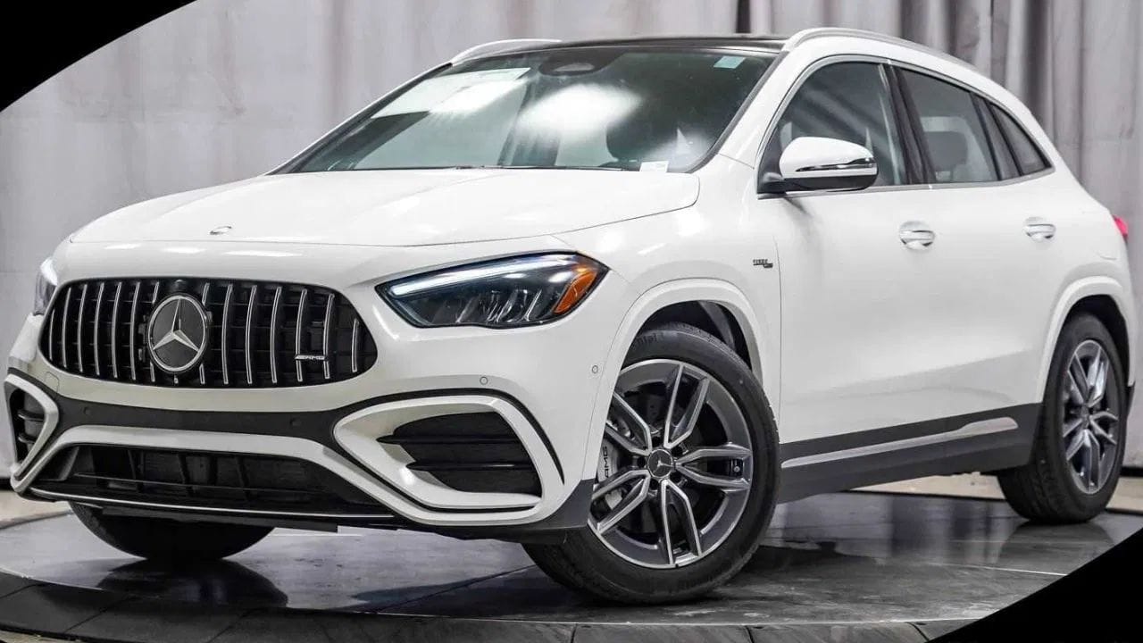 क्रिकेटर अक्षर पटेल याच्या संग्रहात आलिशान मर्सिडीज-बेंझ AMG GLA35 देखील आहे. ही कार तिचा स्पोर्टी लूक आणि वेगवान पिकअपसाठी ओळखली जाते. शहरात कार चालवण्यासाठी हा उत्तम पर्याय मानली जाते. 