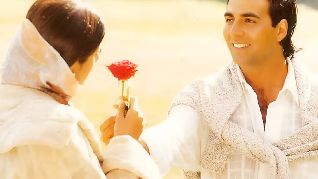 या आधी ‘मैं खिलाड़ी तू अनाड़ी’, ‘तू चोर मैं सिपाही’ आणि ‘इंसाफ’ यांसारख्या चित्रपटांतून त्यांनी सलग हिट चित्रपट दिले. ‘चुरा के दिल मेरा’ हे गाणं आजही लोकप्रिय आहे. त्यामुळे निर्मात्यांनी या जोडीवर आधारित अनेक मोठे प्रोजेक्ट्स तयार केले होते पण त्यांच्या विभक्त होण्यामुळे हे सर्व प्रोजेक्ट्स थांबले.