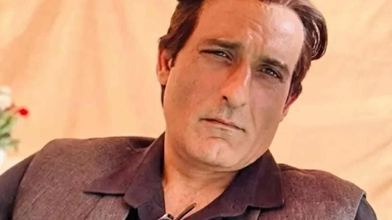 अक्षय खन्नाने आपल्या 30 वर्षांच्या कारकिर्दीत विविध भूमिका साकारल्या आहेत. 1997 मध्ये प्रदर्शित झालेल्या बॉर्डर या मल्टीस्टारर चित्रपटाने त्याला मोठी ओळख मिळवून दिली. ‘बॉर्डर’ त्या वर्षातील सर्वाधिक कमाई करणारा चित्रपट ठरला आणि अक्षय खन्नाला फिल्मफेअरचा बेस्ट डेब्यू पुरस्कारही मिळाला.