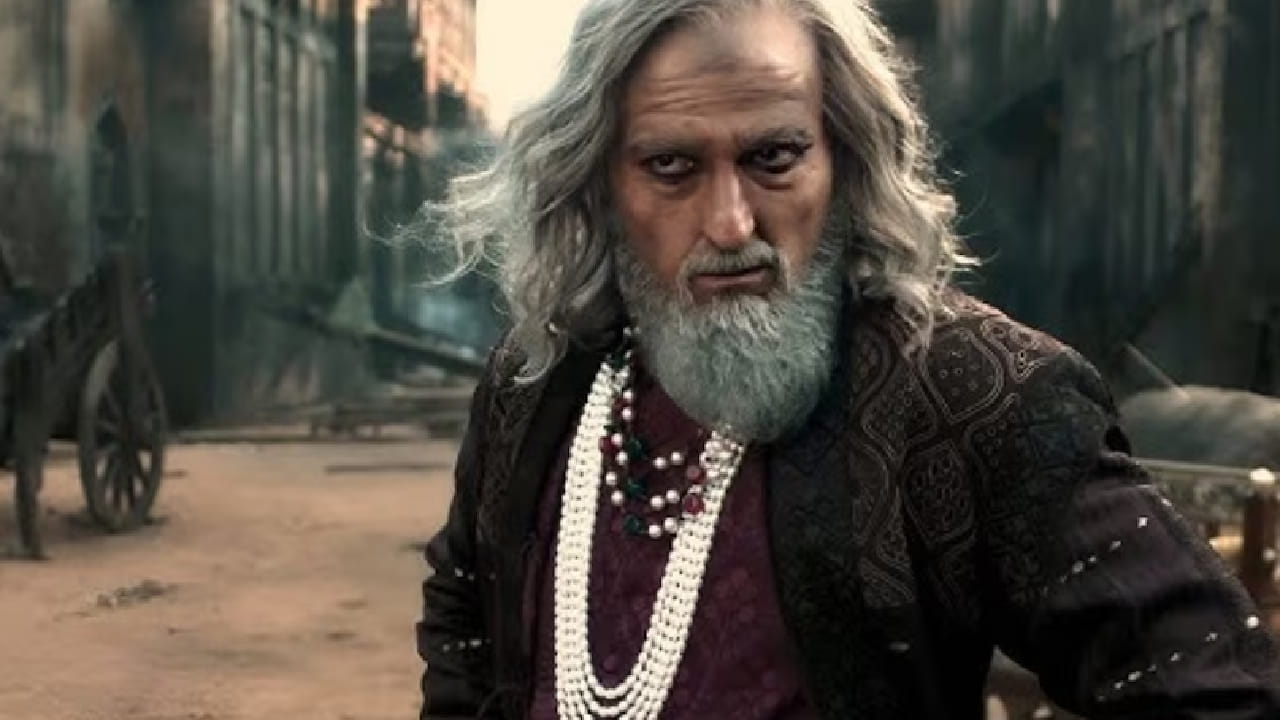 2025 हे वर्ष अक्षय खन्नाच्या कारकिर्दीसाठी महत्त्वाचे ठरले. 'छावा' या चित्रपटात त्याने औरंगजेबाची भूमिका साकारत प्रेक्षकांची मने जिंकली. या चित्रपटाने सुमारे 809 कोटी रुपयांची कमाई केली. त्यामधील त्याच्या प्रभावी अभिनयाची प्रचंड चर्चा झाली. 