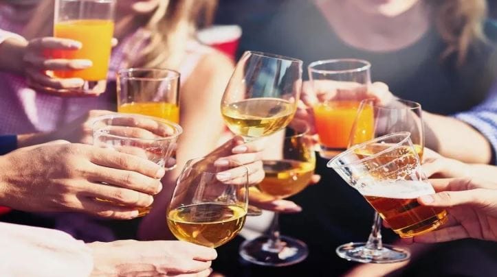 भारतील 50 टक्क्यांपेक्षा जास्त अल्कोहोल असलेल्या मद्यांची कल्पनाही करणे अवघड आहे. कारण ज्या मद्यांमध्ये 50 टक्क्यांपेक्षा जास्त अक्लोहोल असते त्यामुळे लवकर नशा येते असे सांगितले जाते. परंतु या जगात असे काही मद्याचे ब्रँड आहेत, त्यात अल्कोहोलचे प्रमाण खूपच जास्त असते.