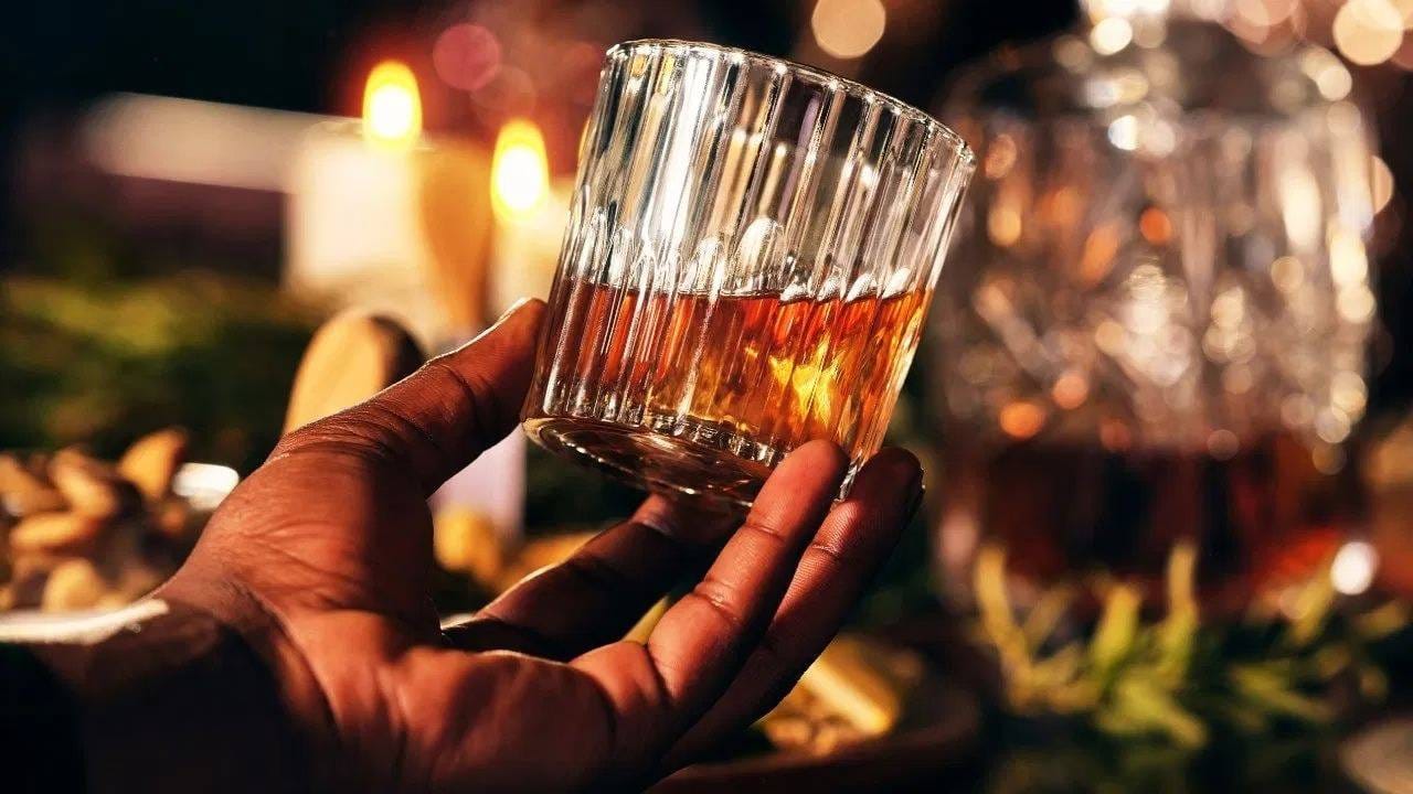 या अभ्यासात २०१० ते २०२१ या कालावधीत भारतातील सहा वेगवेगळ्या कॅन्सर केंद्रांमधील डेटा गोळा करण्यात आला. यात १,८०३ पुरुषांचा समावेश होता ज्यांना बकल म्यूकोसा कॅन्सर झाला होता आणि त्यांची तुलना १,९०३ अशा पुरुषांशी केली गेली ज्यांना कॅन्सर नव्हता. अभ्यासात बीयर, व्हिस्की यांसारख्या विदेशी दारूबरोबरच देसी दारू, ठर्रा, महुआ यांसारख्या स्थानिक दारूंचाही अभ्यास करण्यात आला. महिलांमध्ये दारू सेवन खूप कमी आढळल्याने हा अभ्यास फक्त पुरुषांवर केंद्रित ठेवण्यात आला.