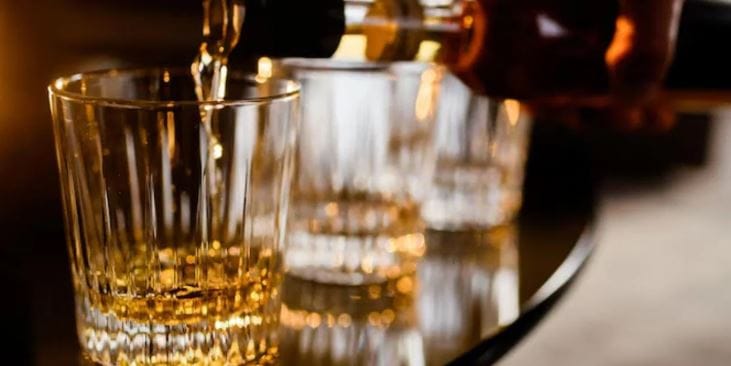 अल्कोहोल जास्त असलेले एक झाकण मद्य पिले तरीही थेट मृत्यू ओढावू शकतो, असेही काही मद्यब्रँड आहेत. अशा मद्यांवर खबरदारी म्हणून वेगवेगळ्या सूचनाही दिलेल्या असतात. जास्त अल्कोहोल असलेले हे मद्याब्रँड प्रवासादरम्यान पिणेही धोकादायक मानले जाते.