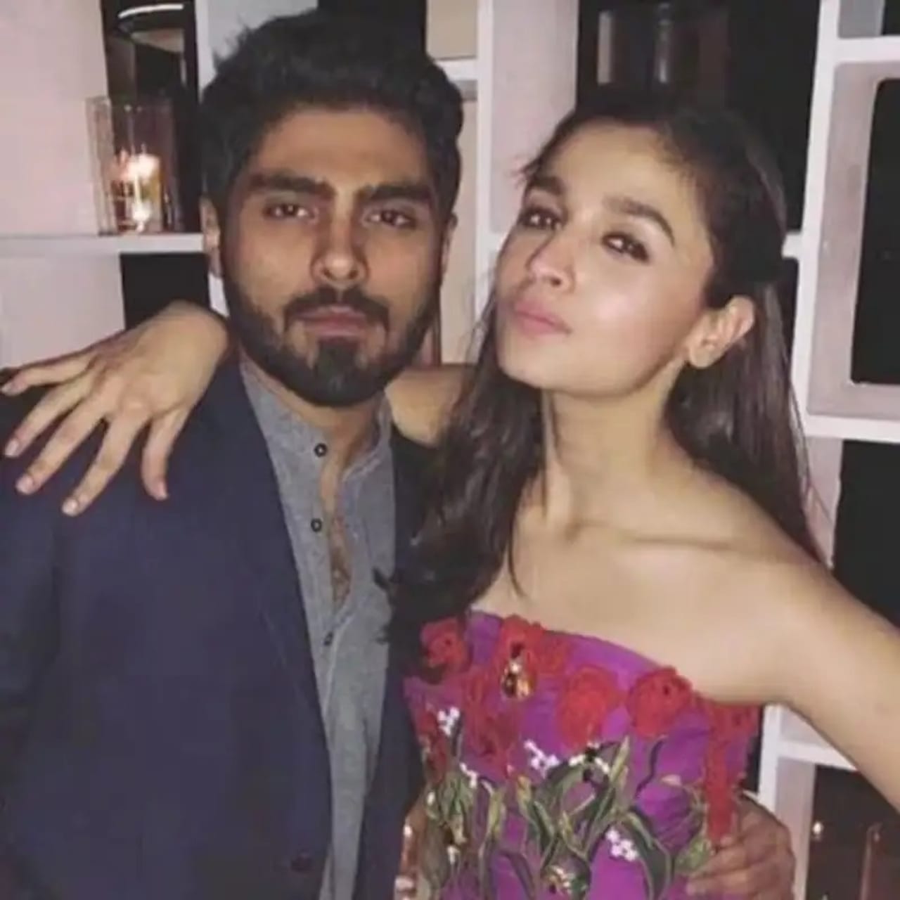 अली दादरकर (Ali Dadarkar) -  आलिया आणि अली यांच्या रिलेशनशिपच्या चर्चांना एकेकाळी उधाण आलेला. बॉलिवूडमध्ये पदार्पण करण्यापूर्वी आलिया, अली याला डेट करत होती. पण बॉलिवूडमध्ये एन्ट्री केल्यानंतर आलिया हिने अली याच्यासोबत असलेले सर्व संबंध तोडले.