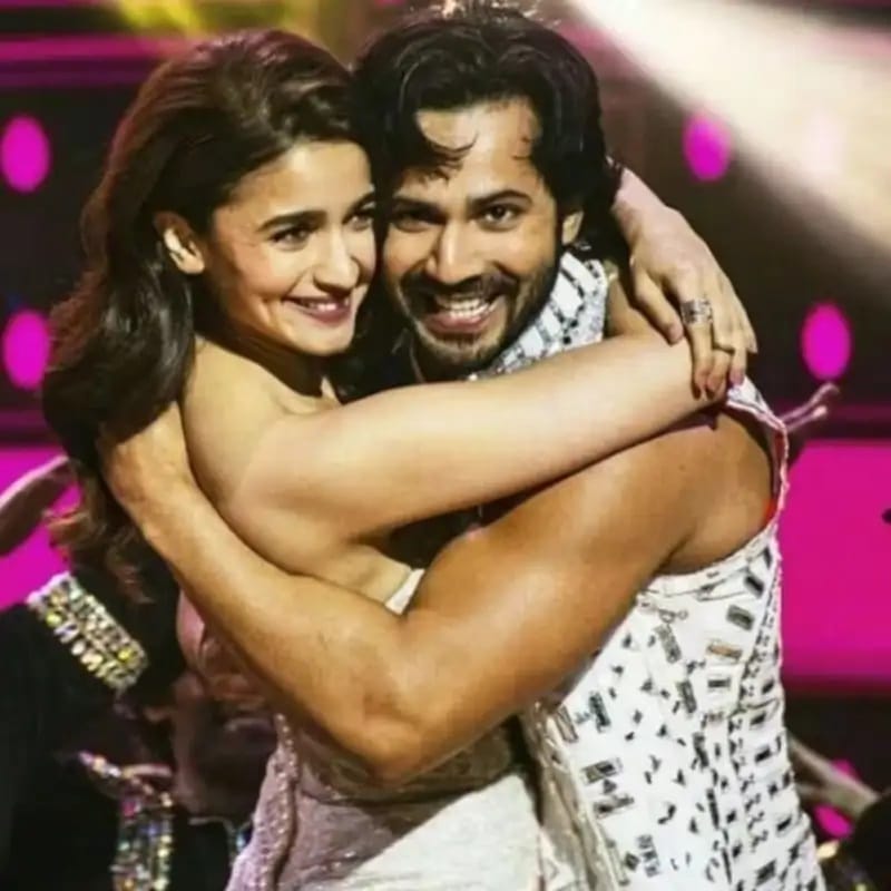 वरुण धवन (Varun Dhawan) - आलिया आणि वरुण यांनी देखील अनेक सिनेमांमध्ये काम केलं.  दरम्यान दोघांच्या रिलेशनशिपच्या चर्चांनी देखील जोर धरलेला... दोघांच्या जोडीला देखील चाहत्यांनी डोक्यावर घेतलं. 