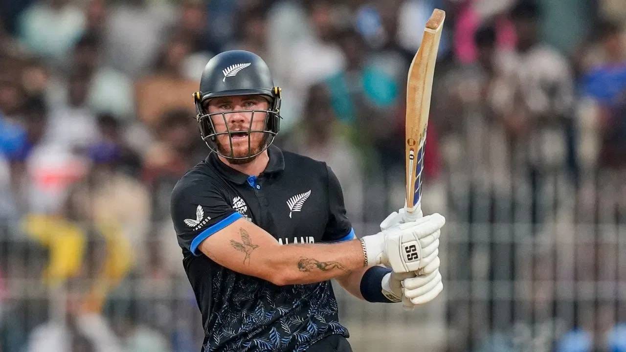 टी20 वर्ल्ड कपच्या या एडिशनमध्ये एकाच सामन्यात सर्वाधिक सिक्स मारण्यामध्ये फिन ऐलन संयुक्तरित्या तिसऱ्या स्थानावर आहे. या लिस्टमध्ये ख्रिस गेल ११ सिक्ससह सर्वात पुढे आहे. एरॉन जोन्सने मागच्या एडिशनमध्ये एका सामन्यात 10 सिक्स मारले होते. (PHOTO CREDIT- PTI)