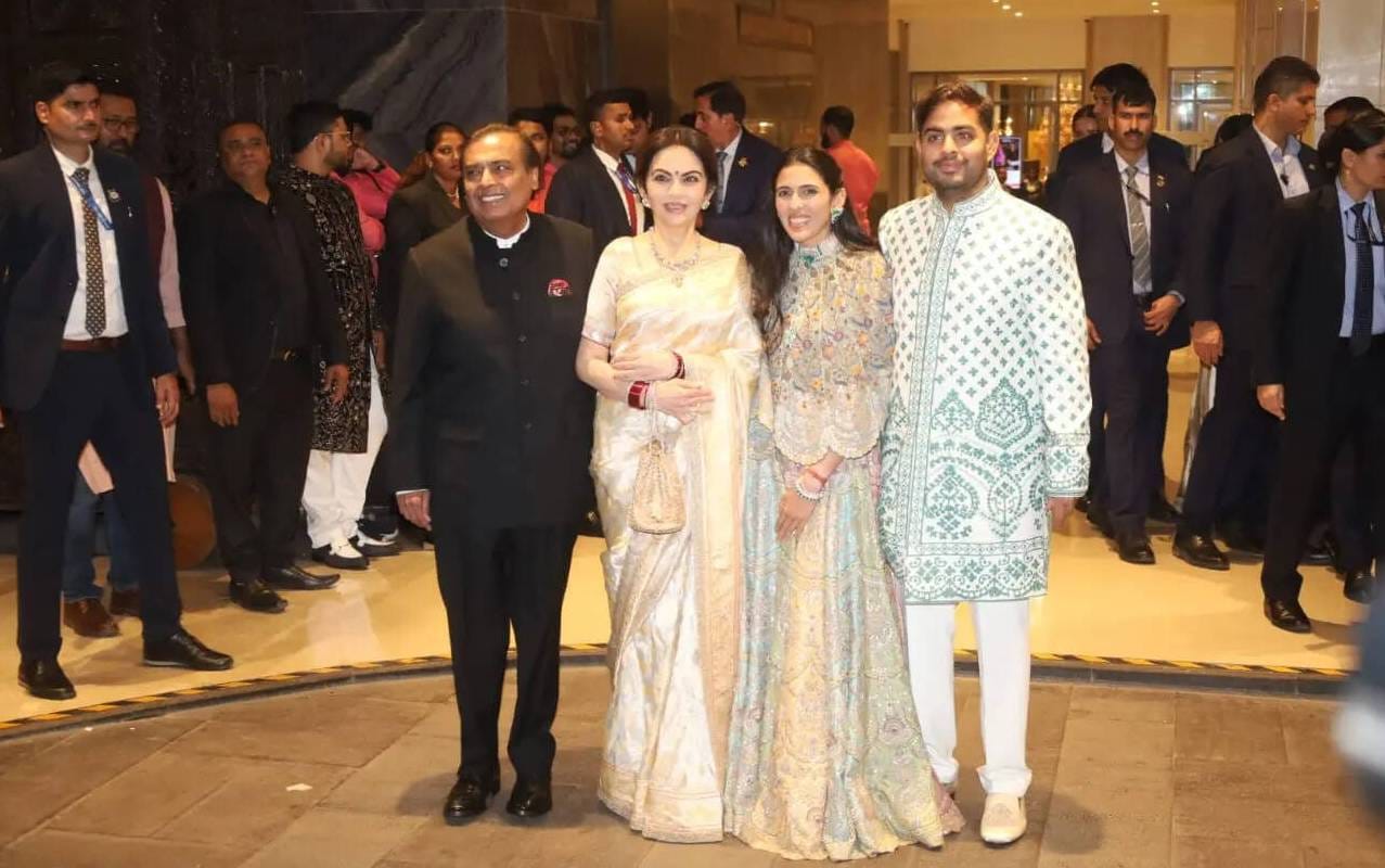 अंबीन कुटुंबाशी सचिनचं विशेष नातं. मुकेश अंबानी हे पत्नी, लेक व सुनेसह या कुटुंबाला आवर्जून हजर होते.