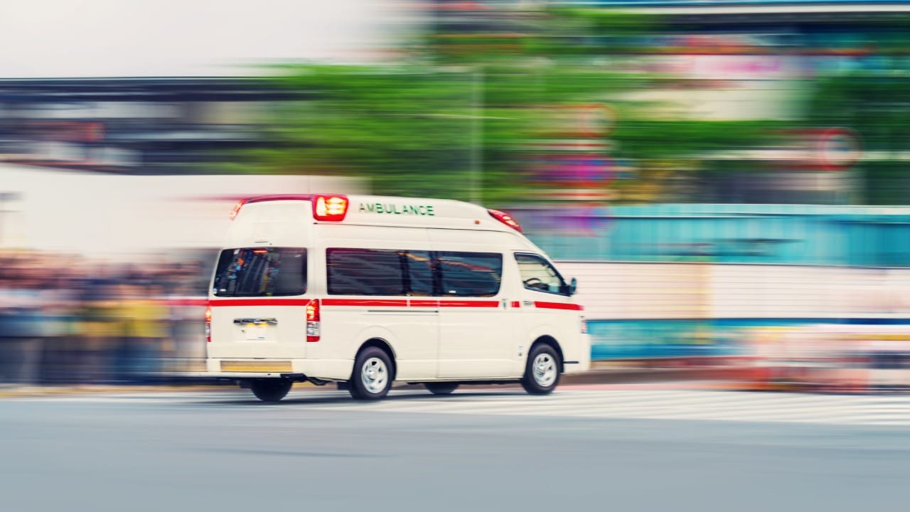 अनेक संस्था या संदर्भात सातत्याने जनजागृती करत असतात. त्यांच्या मते, रस्त्यावरील अडथळ्यांमुळे दरवर्षी अनेक रुग्ण वेळेवर उपचार न मिळाल्याने प्राण गमावतात. हे टाळण्यासाठी 'रुग्णवाहिकेला आधी वाट' हे ब्रीदवाक्य प्रत्येक चालकाने पाळणे गरजेचे आहे.