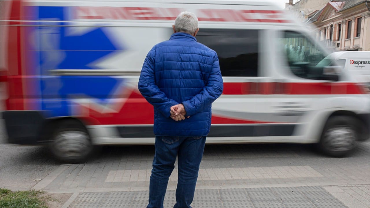 वाहतूक नियम हे केवळ दंड टाळण्यासाठी नसून मानवी जीव वाचवण्यासाठी आहेत. त्यामुळे रस्त्यावर गाडी चालवताना थोडी संवेदनशीलता दाखवा. तुमचा एक छोटासा निर्णय कोणाचे तरी प्राण वाचवू शकतो.