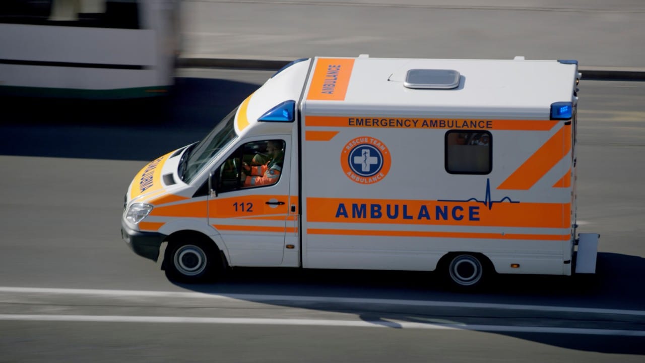 रस्ता मिळण्यास झालेला अवघ्या काही मिनिटांचा उशीर हा त्या रुग्णाच्या जीवावर बेतू शकतो. त्यामुळे सायरन ऐकताच आपल्या गाडीचा वेग कमी करून किंवा गाडी डाव्या बाजूला घेऊन रुग्णवाहिकेला मोकळा मार्ग करून देणे हे प्रत्येक वाहनचालकाचे कर्तव्य आहे.