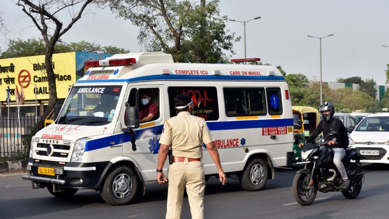 मोटार वाहन कायद्यातील सुधारणांनुसार, जर एखादा चालक रुग्णवाहिका किंवा अग्निशमन दलाच्या गाड्यांसारख्या आपत्कालीन वाहनांना जाण्यासाठी जागा करून देत नसेल, तर तो गंभीर गुन्हा मानला जातो.