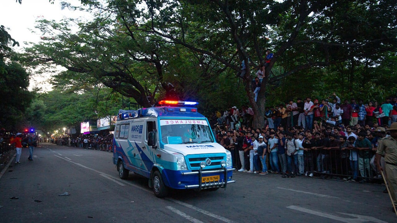 मात्र, तुमची ही एक चूक आता तुम्हाला कायदेशीर कचाट्यात अडकवू शकते. केंद्र सरकारने रुग्णवाहिकेसारख्या आपत्कालीन वाहनांना रस्ता न देणाऱ्या वाहनचालकांसाठी अत्यंत कडक नियमावली तयार केली आहे.