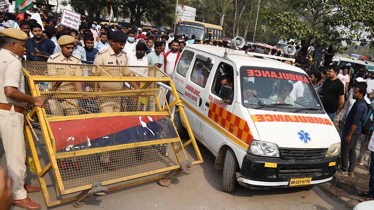 रस्त्यावरून प्रवास करताना वाहतुकीचे नियम पाळणे ही केवळ शिस्त नसून ती एक सामाजिक जबाबदारी असत. अनेकदा घाईघाईत किंवा दुर्लक्षामुळे आपण आपत्कालीन वाहनांचा, विशेषतः रुग्णवाहिकेचा मार्ग अडवतो.