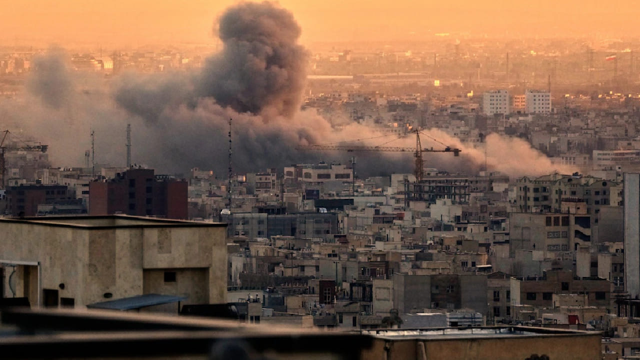 सध्या अमेरिका-इस्रायलने केलेल्या हल्ल्यांमध्ये इराणमध्ये हजारो लोकांचा मृत्यू झाल्याची माहिती समोर आली आहे. त्याला प्रत्युत्तर म्हणून इराणही आक्रमक भूमिका घेत असून इस्रायलसह इतर देशांमधील अमेरिकेच्या लष्करी तळांवर हल्ले करत असल्याचे सांगितले जात आहे.