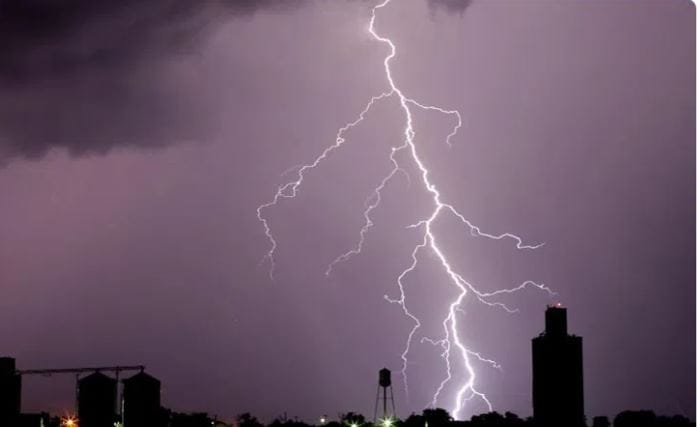 दरम्यान, अमेरिका एकीकडे इराणविरोधातील युद्धात अडकलेली असताना दुसरकीकडे याच देशात निसर्गाचा कोप झाला आहे. इथे आलेल्या मोठ्या वादळामुळे तसेच तुफान पावसामुळे अमेरिकेचे 1 अब्ज डॉलर्सचे नुकसान झाले आहे.