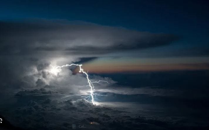 मिळालेल्या माहितीनुसार अमेरिकेत शुक्रवारी कोना नावाचे वादळ आले. या वादळासोबत तिथे मोठ्या प्रमाणात पाऊसही झाला. अमेरिकेच्या हवाई राज्यातील ओआहूच्या उत्तरेत हे वादळ झडकले. रात्रीच्या अंधारात या वादळाने चांगलेच थैमान घातले.
