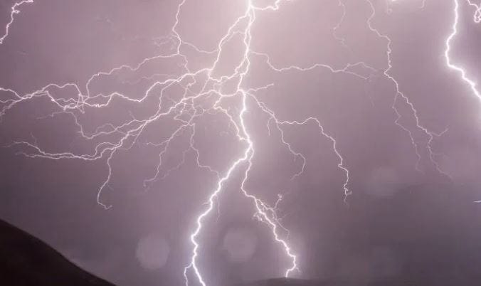 अचानक आलेले वादळ आणि मुसळधार पावसामुळे त्या भागातील रस्ते जलमय झाले. तसेच अनेक वाहनं पाण्यात वाहून गेली. काही घरांतही पाणी घुसले. या नैसर्गिक संकटामुळे अमेरिकेचे एक अब्ज डॉलर्सचे नुकसान झाले आहे. एकाच आठवड्यात अमेरिकेत धडकलेले हे दुसरे वादळ आहे.