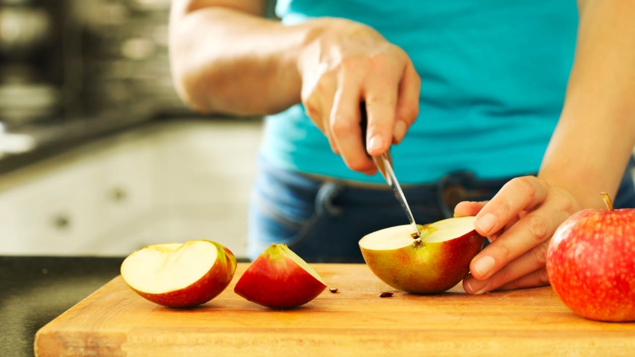 जर तुम्ही सफरचंद कापले असेल आणि ते तुम्हाला थोड्यावेळाने खायचे असेल तर तुम्ही त्या फोडींवर थोडा लिंबाचा रस लावावा. लिंबातील व्हिटॅमिन-सीमुळे (Antioxidant) ऑक्सिडेशनची प्रक्रिया मंदावते.