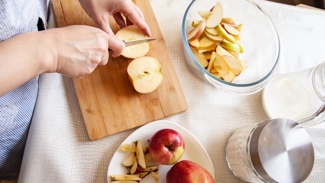 यासोबतच बटाटे किंवा सफरचंद काळे पडण्यापासून थांबवायचे असेल तर एका बाऊलमध्ये पाणी घेऊन त्यात एक चमचा व्हिनेगर टाका. या पाण्यात कापलेले बटाटे किंवा सफरचंदाच्या फोडी २-३ मिनिटे बुडवून ठेवा. यामुळे त्यांचा रंग बराच वेळ पांढरा आणि ताजा राहतो. पण खाण्यापूर्वी किंवा शिजवण्यापूर्वी ते साध्या पाण्याने एकदा धुवून घ्यावे.