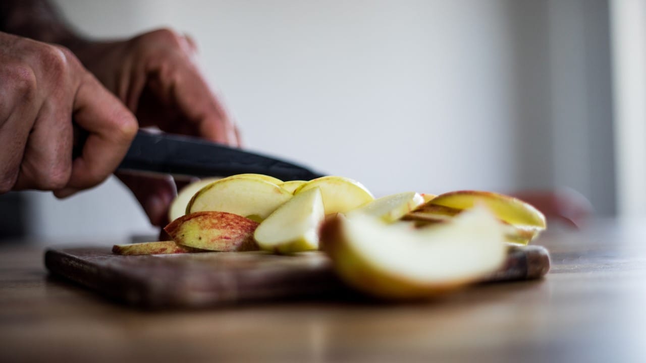 फळे आणि भाज्या कापल्यानंतर त्यांचा रंग बदलणे ही एक नैसर्गिक प्रक्रिया असली, तरी स्वयंपाकघरात काम करताना ती अनेकदा डोकेदुखी ठरते. विशेषतः बटाटे आणि सफरचंद कापल्यानंतर काही वेळातच काळी पडतात. पण यामागचे नेमकं कारण काय, तसेच बटाटे आणि सफरचंद कापल्यानंतर काळी पडू नयेत, यासाठी सोपे घरगुती उपाय आज आपण माहिती करुन घेऊया.