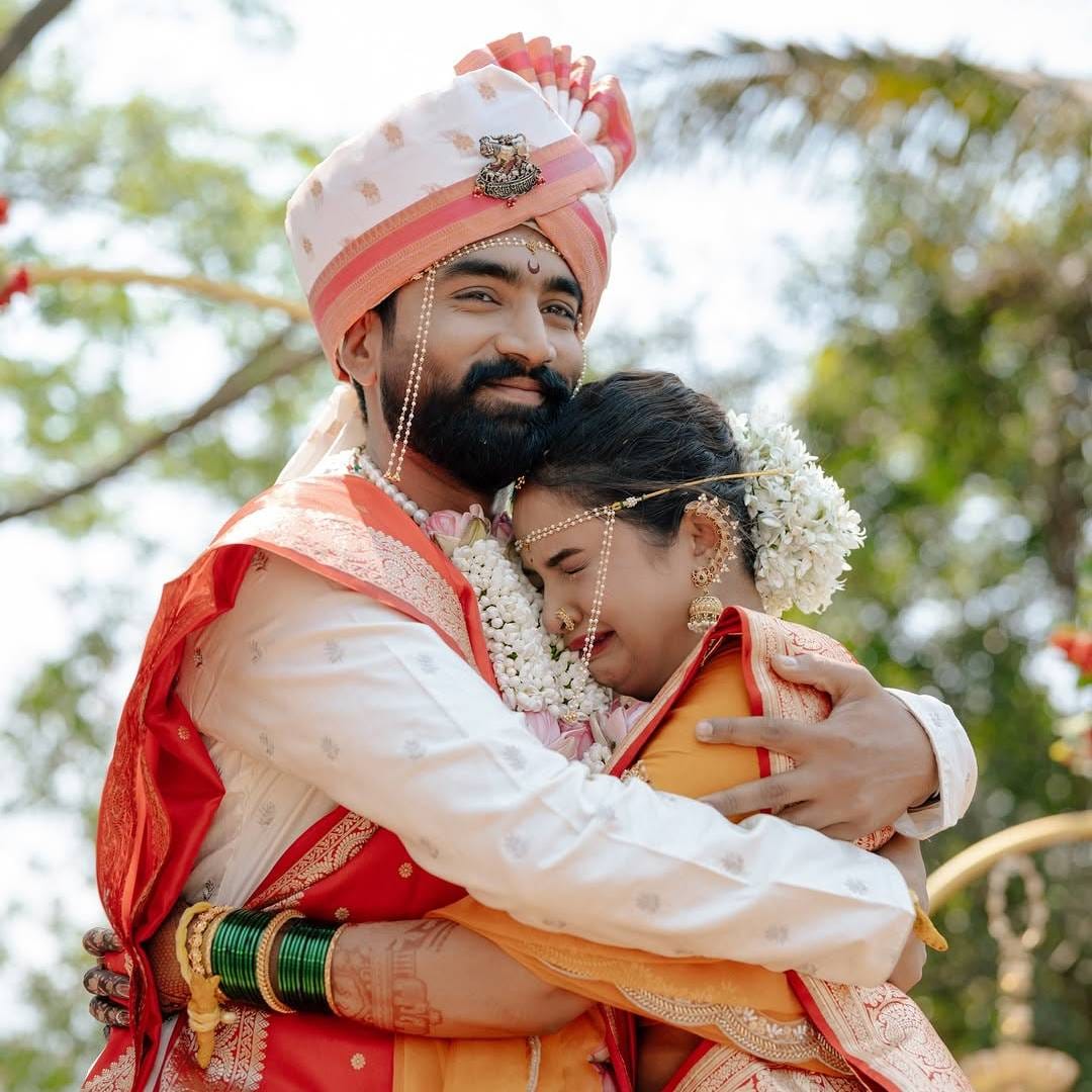 अंशुमन आणि अपूर्वा यांनी काही दिवसांपूर्वीच साखरपुडा केला. तेव्हाच अपूर्वाने खास फोटो शेअर करत चाहत्यांना आनंदाची बातमी सांगितली होती. तेव्हापासून ही जोडी सोशल मीडियावर चर्चेत आहे. 
