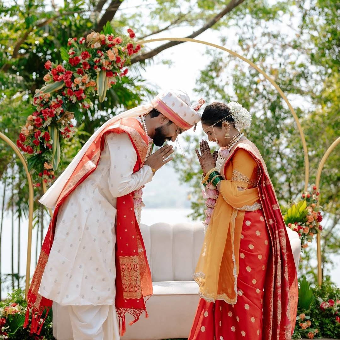 लग्नसोहळ्यात अपूर्वाने लाल रंगाची साडी नेसली होती, तर अंशुमनने पांढऱ्या रंगाचा कुर्ता, धोतर आणि त्यावर लाल रंगाचा शाल घेतला आहे. या दोघांची जोडी अत्यंत सुंदर दिसत असून त्यावर नेटकऱ्यांनी शुभेच्छांचा वर्षाव केला आहे. 
