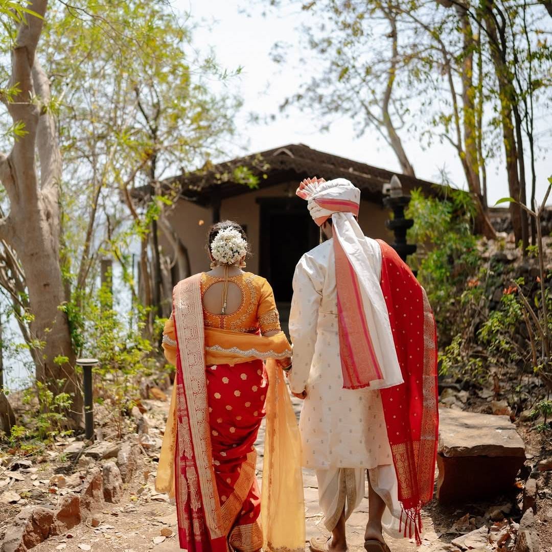 या लग्नसोहळ्याचे सुंदर फोटो आणि व्हिडीओ या दोघांनी सोशल मीडियावर पोस्ट केले आहेत. माझ्यासवे आहेस तु, मजला पुरे ही सार्थता.. असं कॅप्शन देत अपूर्वाने हे खास क्षण चाहत्यांसोबत शेअर केले आहेत. 
